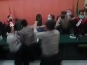Aktivis Antimasker Banyuwangi yang Serang Hakim Tak Pakai Masker Selama Sidang