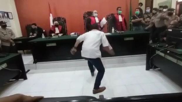 Aktivis Antimasker Serang Majelis Hakim Saat Divonis 3 Tahun Penjara