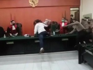 Ulah Aktivis Antimasker Pukul Hakim hingga Lecehkan Pengadilan Banyuwangi