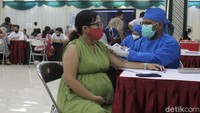 Sebagai informasi, tak hanya Yogyakarta yang sudah mulai melakukan vaksinasi terhadap ibu hamil. Pemprov DKI Jakarta juga telah mulai melaksanakan program vaksinasi bagi ibu hamil. Gubernur DKI Jakarta Anies Baswedan mengatakan hingga saat ini sudah ada 1.754 ibu hamil yang mendapatkan dosis pertama vaksin Corona di Jakarta.