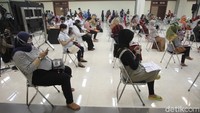 Dalam acara vaksinasi ibu hamil hari ini, peserta harus membawa fotokopi Kartu Tanda Penduduk (KTP) dan buku KIA. Proses vaksinasi dimulai dari pendaftaran, skrining, penyuntikkan, dan observasi selama 15 menit. 