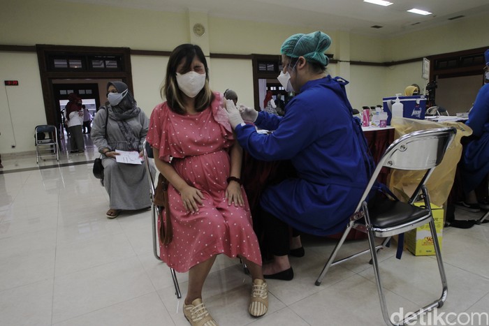 Yogyakarta juga sudah mulai menjalani vaksinasi terhadap ibu hamil dengan target pelaksanaan 1,110 ibu hamil dari yang total secara keseluruhan ibu hamil di DIY kurang lebih sebanyak hampir 14,000 dan ditargetkan rampung pada akhir Oktober 2021.