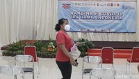 Tak hanya Jakarta, Surabaya juga sudah mulai memberikan vaksin untuk ibu hamil guna meminimalisir risiko terhadap Ibu dan Janinnya. Hal ini juga menjadi prioritas untuk perlindungan bagi ibu hamil di tengah pandemi COVID-19. Sebab, banyak ibu hamil yang tetap beraktivitas ke luar rumah demi membeli kebutuhan rumah tangga.