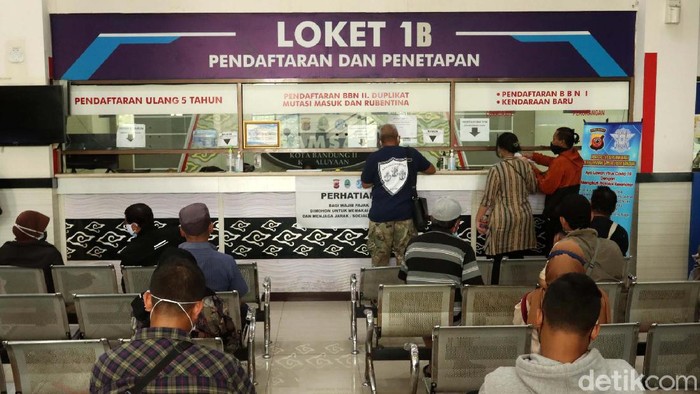 Diskon pajak kendaraan mulai dari 2 persen tengah diberlakukan oleh Badan Pendapatan Daerah Provinsi Jawa Barat. Yuk buruan bayar pajak kendaraan.