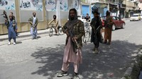 Tentara Amerika Serikat sejak beberapa pekan lalu mulai menarik diri dari Afganistan. Kondisi ini memunculkan kekacauan di negara tersebut, di mana pasukan Taliban perlahan mulai menguasai banyak kota termasuk Kabul. 
