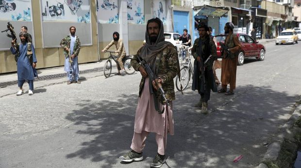 Bawa Senjata Larang Panjang, Taliban Patroli di Afghanistan Kelompok Taliban telah menguasai Afghanistan. Kini para militan Taliban terus berpatroli dengan membawa senjata laras panjang di kawasan Ibu Kota Afghanistan.