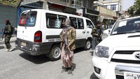 Pejuang Taliban berpatroli di lingkungan Wazir Akbar Khan di kota Kabul, Afghanistan, Rabu, (18/8/2021). Taliban menyatakan amnesti di seluruh Afghanistan dan mendesak perempuan untuk bergabung dengan pemerintah mereka.