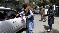 Mereka terus meyakinkan warga yang masih menetap di Afghanistan usai negata tersebut diambil alih Taliban.  