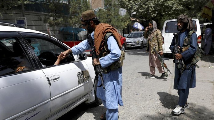 Kelompok Taliban telah menguasai Afghanistan. Kini para militan Taliban terus berpatroli dengan membawa senjata laras panjang di kawasan Ibu Kota Afghanistan.