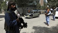 Analis intelijen Amerika Serikat sebelumnya memprediksi bahwa Taliban butuh berminggu-minggu sebelum bisa merebut pemerintahan sipil di Kabul. Namun pada Minggu (15/8), Taliban secara mengejutkan merebut Istana sementara Ghani diam-diam melarikan diri.  