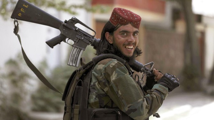 Kelompok Taliban telah menguasai Afghanistan. Kini para militan Taliban terus berpatroli dengan membawa senjata laras panjang di kawasan Ibu Kota Afghanistan.