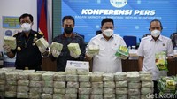 Kepala BNN Komjen Pol Petrus Golose, Deputi Pemberantasan BNN Arman Depari dan Dirjen Bea Cukai Wijayanta menunjukkan barang bukti narkoba di Gedung BBN, Jakarta, Kamis (19/8/2021). 