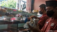 Ketentuan lainnya seperti pembatasan pengunjung dan protokol kesehatan tetap berlaku. Jam operasional restoran tutup pukul 20.00.  