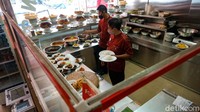 Meskipun waktu makan ditambah, Riza menyarankan agar warga makan di rumah. Apabila bekerja di sektor esensial dan non-kritikal, warga dapat membawa bekal ke kantor. 
