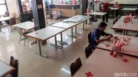 Salah seorang warga tengah makan di rumah makan Padang di bilangan Jakarta Pusat, Kamis (19/8/2021).   