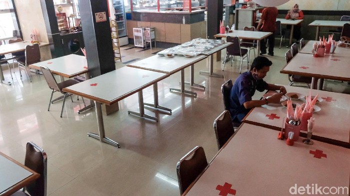 Bukan 20 Menit, Kini Makan di Restoran Maksimal Setengah Jam Aturan makan di restoran maupun warteg diperpanjang dari 20 menit menjadi 30 menit selama PPKM level 4 di Jakarta. Pemprov menilai durasi tersebut lebih pas.