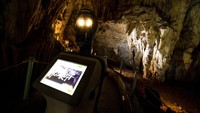 Melansir AP, Persephone Persephone, yang disebut-sebut sebagai robot pertama di dunia ini dioperasikan sebagai pemandu wisata di dalam gua.  