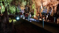 Penampakan Persephone yang tengah memandu para pengunjung di dalam gua Alistrati yang berada di kawasan Yunani.