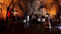Sebuah robot pemandu wisata tengah memandu sejumlah pengunjung yang datang ke Gua Alistrati di kawasan Yunani.  