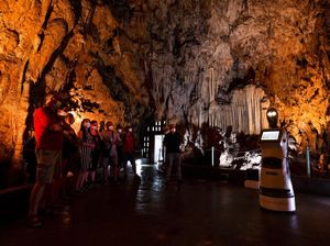Bukan Manusia, Pemandu Wisata di Gua Yunani Ini Ternyata...