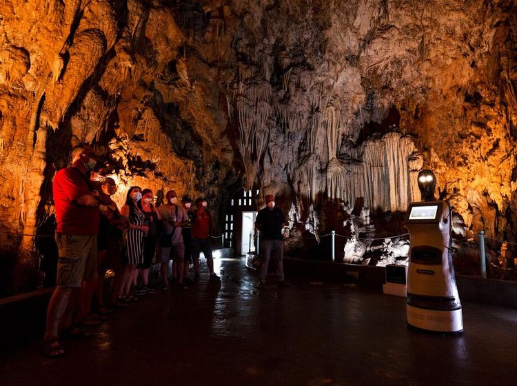 Bukan Manusia, Pemandu Wisata di Gua Yunani Ini Ternyata...