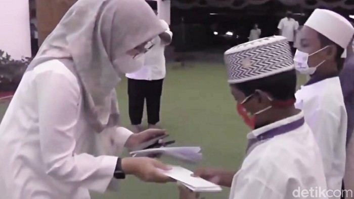 Keistimewaan 10 Muharam dimanfaatkan Pemkab Banyuwangi untuk menggelar santunan anak yatim hingga munajat bersama. Ini bagian dari ikhtiar batin untuk memohon pertolongan Tuhan Yang Maha Esa dalam menghadapi pandemi COVID-19.