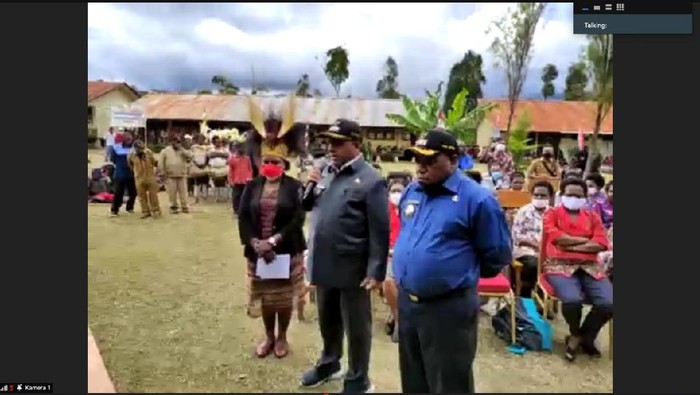 Bupati Pegunungan Bintang, Spei Yan Bidana, memberi sambutan saat peresmian izin operasional Universitas Okmin (dok Kemendikbudristek)