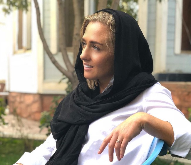 Taliban dikenal suka melanggar hak-hak wanita, termasuk dengan memaksa memakai burqa hingga menikahkan paksa. Hal tersebut menjadi pertanyaan utama Charlotte ketika diberi kesempatan untuk bertanya pada juru bicaranya. Foto: Instagram @charlottebellis