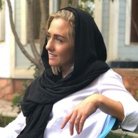 Taliban dikenal suka melanggar hak-hak wanita, termasuk dengan memaksa memakai burqa hingga menikahkan paksa. Hal tersebut menjadi pertanyaan utama Charlotte ketika diberi kesempatan untuk bertanya pada juru bicaranya. Foto: Instagram @charlottebellis