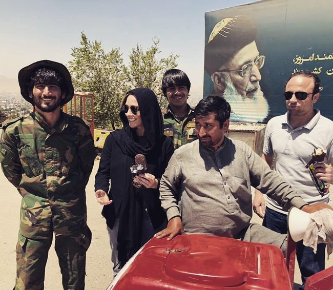 Charlotte Bellis sendiri adalah jurnalis yang bekerja untuk Al Jazeera sejak 2019. Wanita asal Selandia Baru itu sudah berpengalaman meliput konflik yang terjadi di Afghanistan. Keberaniannya turun ke negara berkonflik pun menuai pujian dan kekaguman. Foto: Instagram @charlottebellis