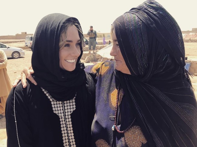 Dilihat dari akun Instagram-nya, wanita berambut pirang yang sering tampil dengan kerudung itu telah meliput berbagai hal, mulai dari pemilu hingga komunitas wanita berprestasi di Afghanistan. Foto: Instagram @charlottebellis