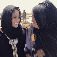Dilihat dari akun Instagram-nya, wanita berambut pirang yang sering tampil dengan kerudung itu telah meliput berbagai hal, mulai dari pemilu hingga komunitas wanita berprestasi di Afghanistan. Foto: Instagram @charlottebellis
