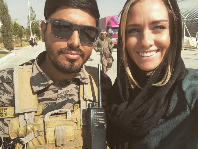 Charlotte sendiri mengakui jika Taliban secara mengejutkan bersikap lebih ramah kali ini. Ia juga mengatakan jika Taliban berjanji tidak ingin ada pertumpahan darah. Wanita 35 tahun itu tapi tidak mentah-mentah mempercayainya karena menurutnya kelompok ekstrimis tersebut telah menyiapkan daftar orang-orang yang ingin dibunuh.  Foto: Instagram @charlottebellis