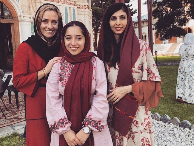 Dalam video yang viral baru-baru ini, Charlotte terlihat tenang selagi memberikan pertanyaan yang menohok mengenai keamanan para wanita di Afghanistan. Foto: Instagram @charlottebellis