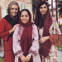 Dalam video yang viral baru-baru ini, Charlotte terlihat tenang selagi memberikan pertanyaan yang menohok mengenai keamanan para wanita di Afghanistan. Foto: Instagram @charlottebellis