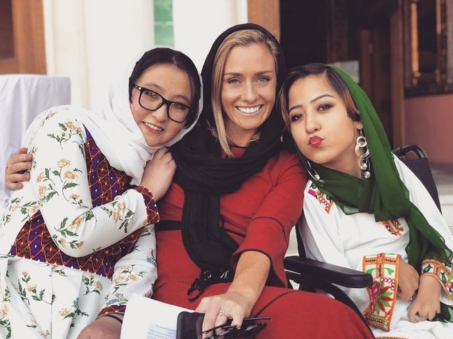 Aku ingin bicara tentang hak wanita dan anak-anak perempuan, mengenai apakah para wanita diperbolehkan bekerja dan apa anak-anak perempuan masih tetap pergi sekolah. Kepastian apa yang bisa kamu berikan kepada wanita dan anak-anak bahwa hak-hak mereka akan dilindungi? ujarnya. Foto: Instagram @charlottebellis