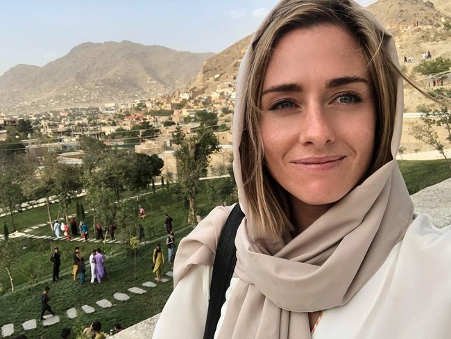 Taliban baru saja menggelar konferensi pers pertamanya sejak kembali berkuasa di Afghanistan. Dalam acara temu wartawan itu, ada satu jurnalis wanita bernama Charlotte Bellis. Ia pun jadi sorotan karena berani melontarkan pertanyaan sensitif kepada Taliban mengenai keamanan wanita. Foto: Instagram @charlottebellis