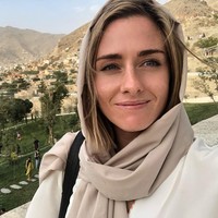 Taliban baru saja menggelar konferensi pers pertamanya sejak kembali berkuasa di Afghanistan. Dalam acara temu wartawan itu, ada satu jurnalis wanita bernama Charlotte Bellis. Ia pun jadi sorotan karena berani melontarkan pertanyaan sensitif kepada Taliban mengenai keamanan wanita. Foto: Instagram @charlottebellis