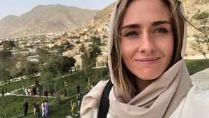 10 Foto Satu-satunya Reporter Wanita di Konpers Taliban, Keberaniannya Dipuji