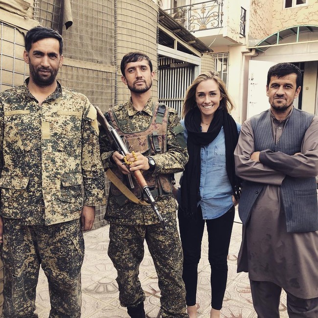 Para wanita di Afghanistan tampaknya masih akan tetap hidup dengan ketakutan. Taliban punya sejarah bahkan pernah menembak wanita yang berpakaian ketat dan melarang mereka berjalan di luar tanpa mahram laki-laki. Foto: Instagram @charlottebellis