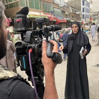 Reporter CNN Clarissa Ward baru-baru ini terjun langsung ke jalanan Kabul untuk melaporkan ricuhnya suasana kota setelah Taliban berkuasa. Clarissa meliput di tengah-tengah kondisi yang menakutkan bagi kebanyakan orang karena diwarnai suara tembakan dan kekerasan. Sikapnya yang bukan hanya berani tapi tenang menuai pujian dari netizen. Foto: Instagram @clarissawardcnn
