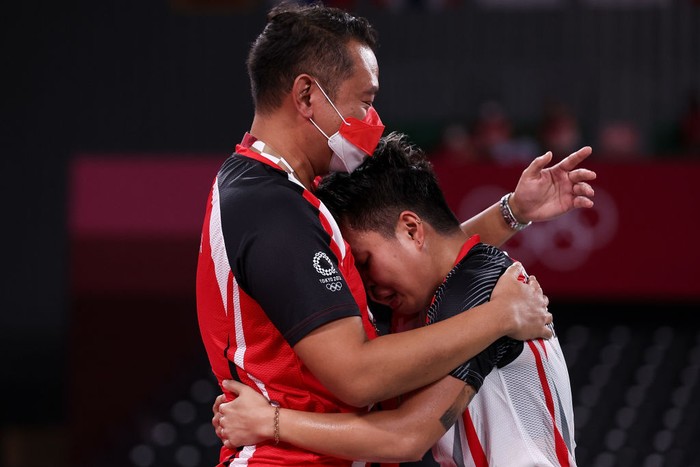 CHOFU, JAPAN - AUGUST 02: Apriyani Rahayu(right) celebrates with her coach Eng Hian after she and Greysia Polii of Team Indonesia winning against Chen Qing Chen and Jia Yi Fan of Team China during the Women’s Doubles Gold Medal match on day ten of the Tokyo 2020 Olympic Games at Musashino Forest Sport Plaza on August 02, 2021 in Chofu, Tokyo, Japan. (Photo by Lintao Zhang/Getty Images)