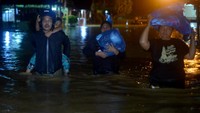 Intensitas hujan yang tinggi sejak Rabu siang membuat air sungai meluap dan merendam pemukiman di kota itu.