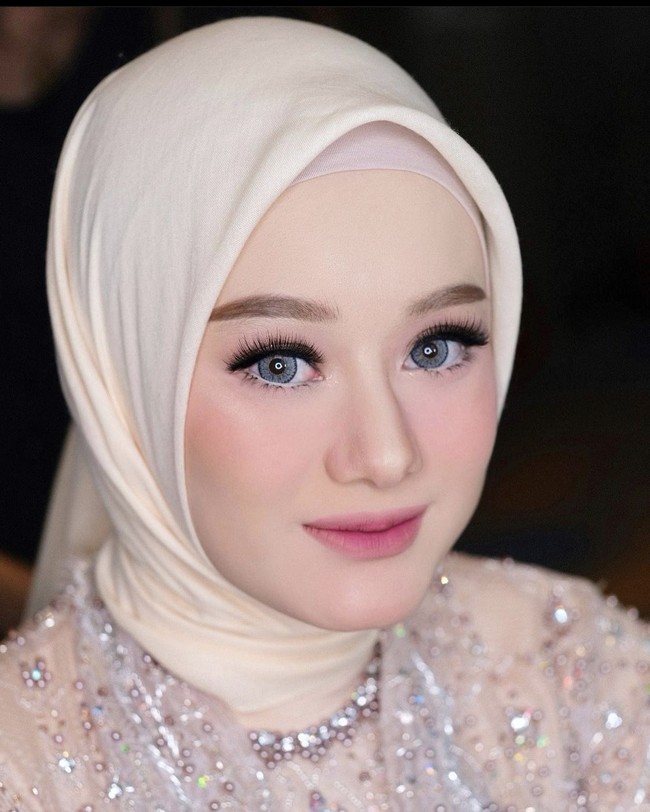 Dinda Hauw memutuskan untuk menikah dengan Rey Mbayang pada 10 Juli 2020. Saat menikah dengan Rey Mbayang, Dinda Hauw masih berusia 23 tahun. Setelah 5 bulan menikah, Dinda dan Rey mengumumkan kabar kehamilan pertamanya. Kini keduanya telah memiliki seorang putra. Foto: Dok. Instagram @ikawatifitria.