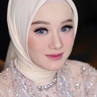 Dinda Hauw memutuskan untuk menikah dengan Rey Mbayang pada 10 Juli 2020. Saat menikah dengan Rey Mbayang, Dinda Hauw masih berusia 23 tahun. Setelah 5 bulan menikah, Dinda dan Rey mengumumkan kabar kehamilan pertamanya. Kini keduanya telah memiliki seorang putra. Foto: Dok. Instagram @ikawatifitria.