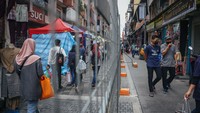 Ketika Malaysia memasuki lockdown total di awal Juni, jumlah kasus hariannya masih kisaran 7 ribu kasus, namun sekarang jumlahnya meningkat tiga kali lipat meski pergerakan warga sangat dibatasi. 