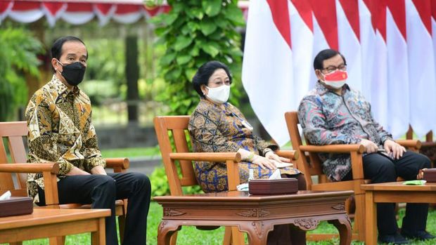Foto/ Momen Jokowi Megawati dalam acara Purnapaskibraka tahun 2021 di halaman Istana Merdeka/ Kris - Biro Pers Sekretariat Presiden Foto/ Momen Jokowi Megawati dalam acara Purnapaskibraka tahun 2021 di halaman Istana Merdeka/ Kris - Biro Pers Sekretariat Presiden