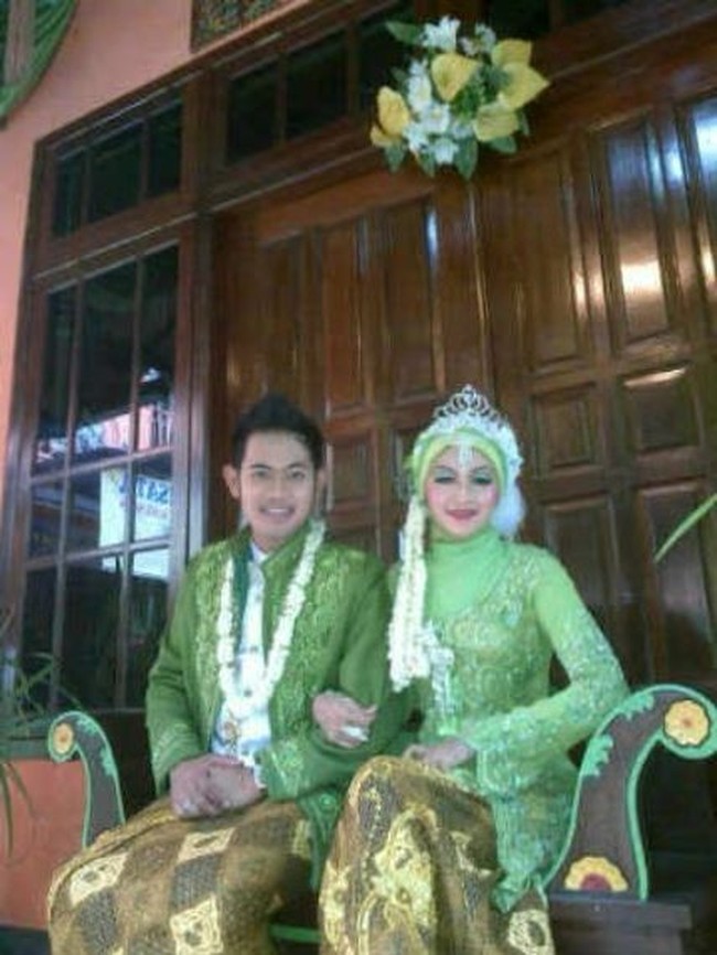 Shandy Purnamasari menikah dengan Gilang pada 7 Februari 2013. Pernikahan mereka berlangsung sederhana. Gilang sebagai Co-founder dari MS Glow For Men itu pernah mengunggah foto pernikahan di akun Instagramnya. Konsep pernikahan di rumah, di teras rumah. Kuade (dekorasi pernikahan) di depan pintu rumah. Karena kita nggak bisa sewa gedung, tutur Gilang kepada Wolipop, Kamis (19/8/2021). Acara pernikahannya hanya mengundang keluarga dan kerabat terdekat. Mereka memakai adat Jawa saat pernikahan. Ketika memutuskan menikah, Gilang ingat betul bahwa Shandy begitu tulus menerimanya yang saat itu hidup pas-pasan. Sang istri mau menemaninya di saat suka dan duka. Foto: Dok. Instagram @juragan_99.