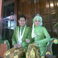 Shandy Purnamasari menikah dengan Gilang pada 7 Februari 2013. Pernikahan mereka berlangsung sederhana. Gilang sebagai Co-founder dari MS Glow For Men itu pernah mengunggah foto pernikahan di akun Instagramnya. Konsep pernikahan di rumah, di teras rumah. Kuade (dekorasi pernikahan) di depan pintu rumah. Karena kita nggak bisa sewa gedung, tutur Gilang kepada Wolipop, Kamis (19/8/2021). Acara pernikahannya hanya mengundang keluarga dan kerabat terdekat. Mereka memakai adat Jawa saat pernikahan. Ketika memutuskan menikah, Gilang ingat betul bahwa Shandy begitu tulus menerimanya yang saat itu hidup pas-pasan. Sang istri mau menemaninya di saat suka dan duka. Foto: Dok. Instagram @juragan_99.