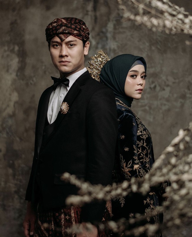 Lesti Kejora tampil flawless dengan sentuhan MUA Kiranafary dan aksesori cantik Pakis mas pusaka adat Sunda dari Joni Permana di foto preweeding. Momen prewedding tersebut diabadikan oleh fotografer Teinmiere. Foto: Dok.Instagram @ayungberinda.